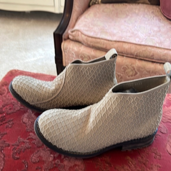 Savanna shoe company, ankle boot, Gently worn like new - Picture 2 of 4